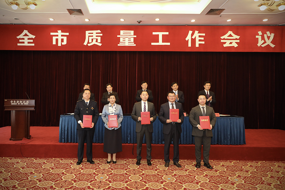 2海大生物集團(tuán)創(chuàng)始人、董事長(zhǎng)單俊偉（右二）上臺(tái)領(lǐng)獎(jiǎng).jpg